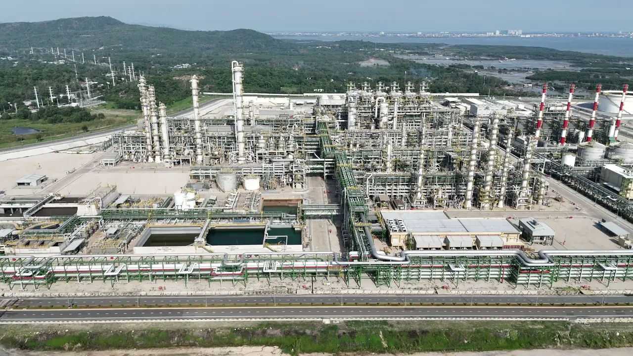 Illustrative aerial view of refinery process columns, pipe racks and storage vessels.